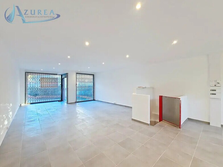 Retail in Antibes for lease - Interior Photo - Image 2 of 6