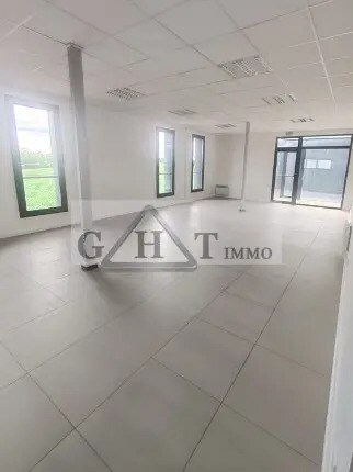 Office in Buc for lease - Building Photo - Image 1 of 3