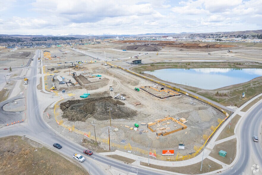 264 Park St, Cochrane, AB for lease - Building Photo - Image 2 of 7