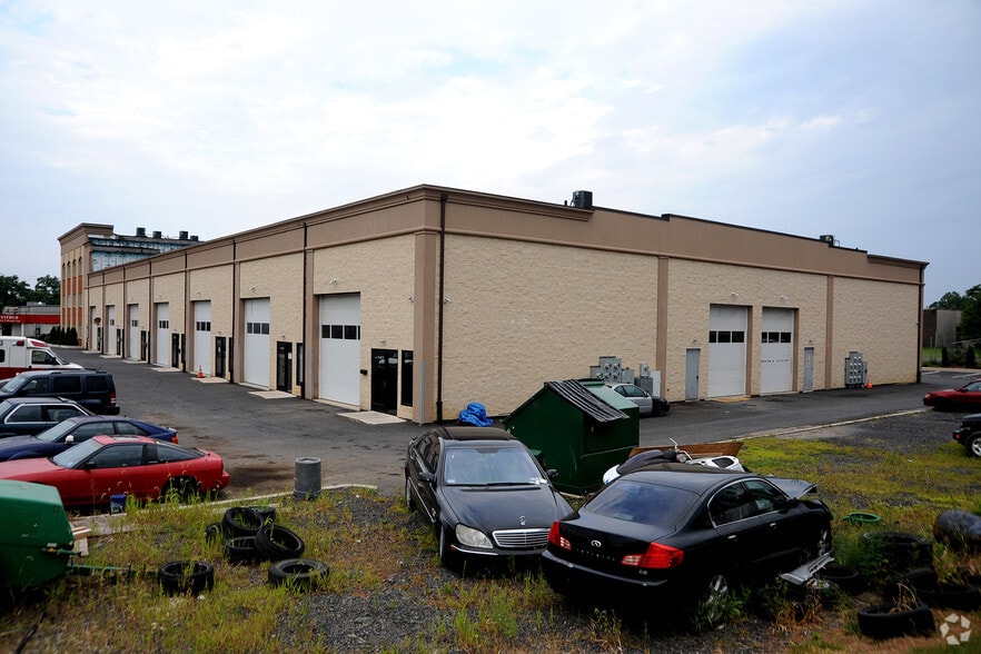 10065-10067 Sandmeyer Ln, Philadelphia, PA for lease - Building Photo - Image 2 of 11