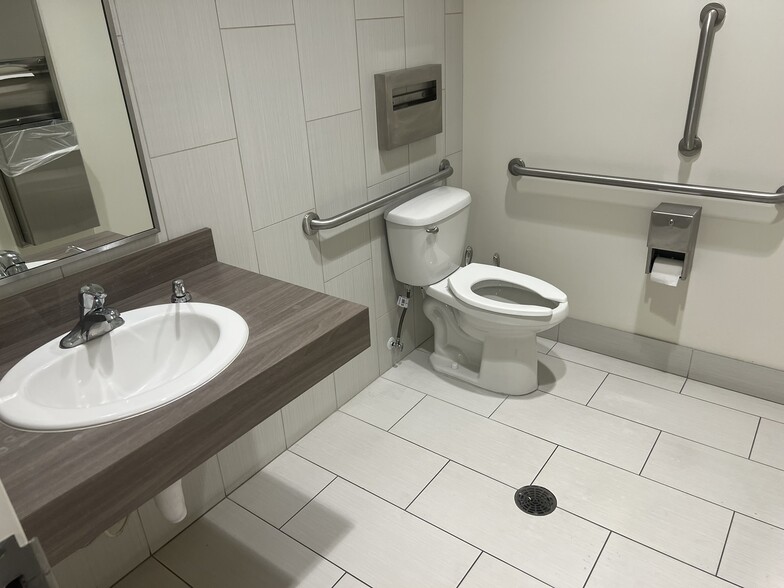 870 W Robinson Dr, North Salt Lake, UT for lease - Building Photo - Image 3 of 13