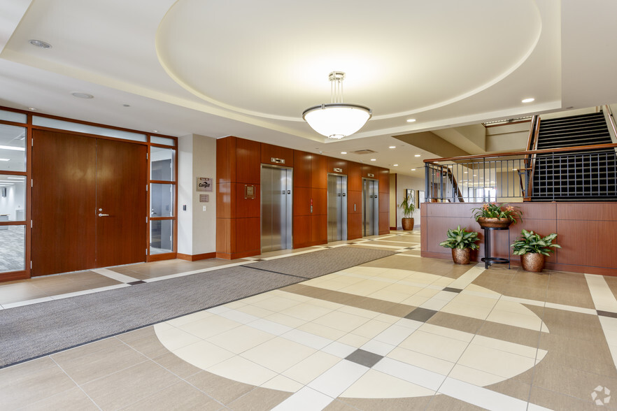 18001 W 106th St, Olathe, KS for lease - Lobby - Image 2 of 4