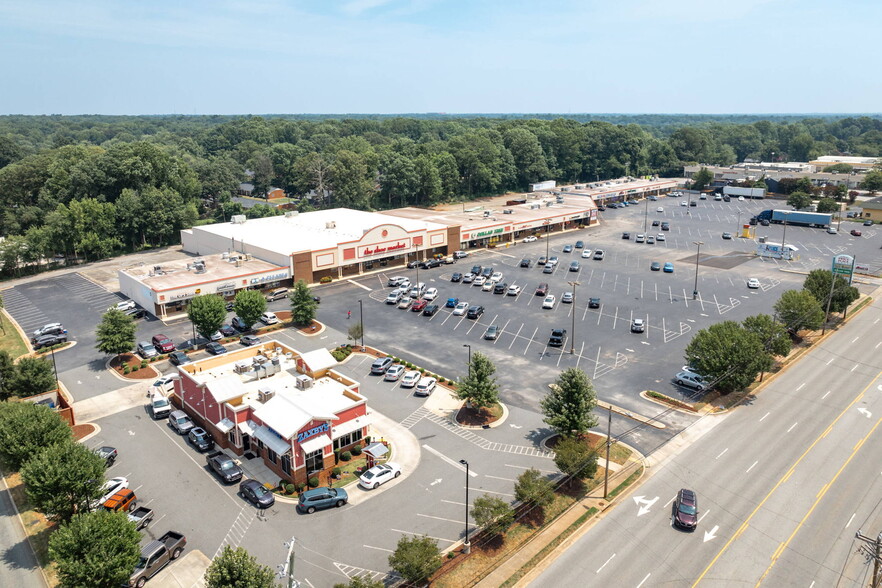 4610-4628 W Market St, Greensboro, NC for lease - Building Photo - Image 2 of 3