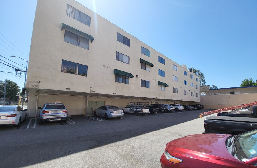 6047 Tampa Ave, Tarzana, CA for lease - Building Photo - Image 3 of 19