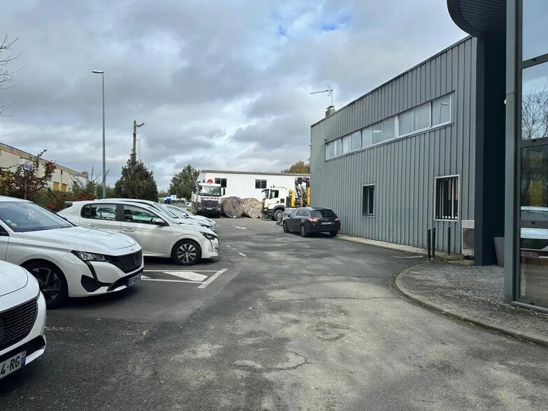 Flex in Valenton for sale - Building Photo - Image 2 of 4