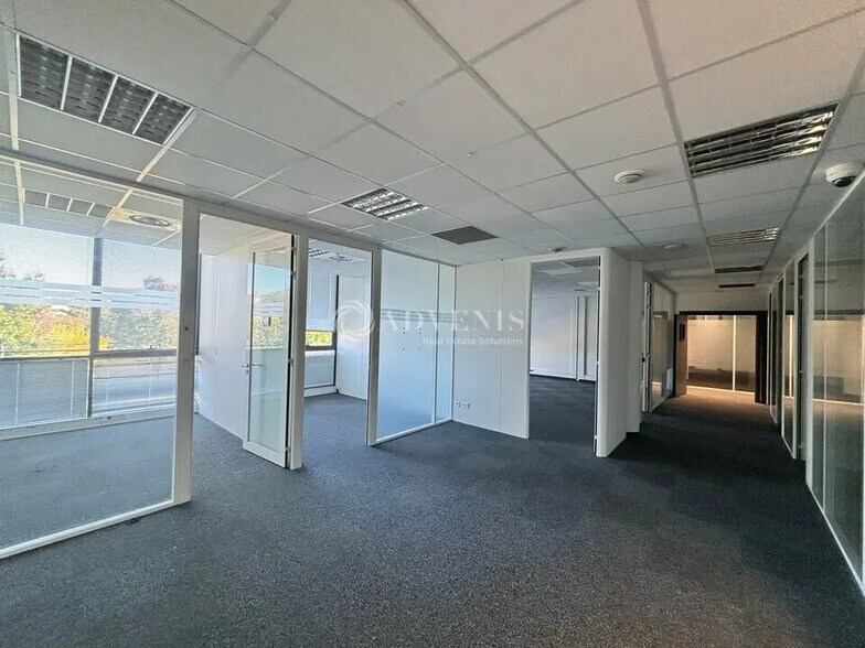 Office in Créteil for lease - Interior Photo - Image 3 of 12