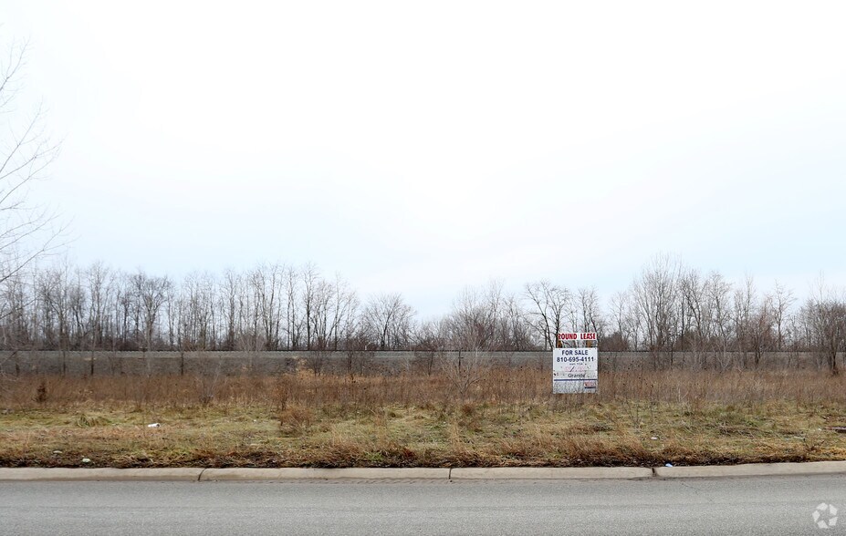 8418 Holly Rd, Grand Blanc, MI for sale - Primary Photo - Image 1 of 1