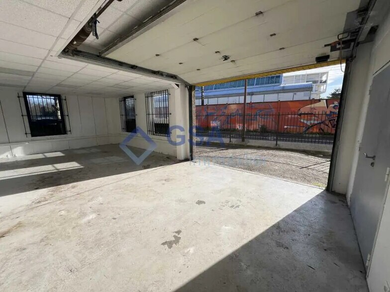 Flex in Ris-Orangis for lease - Interior Photo - Image 1 of 4