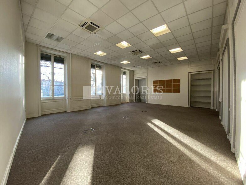 Office in Lyon for lease - Building Photo - Image 3 of 9