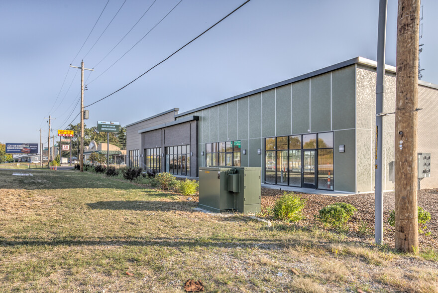 1560 Veterans Memorial Pkwy, Saint Charles, MO for lease - Building Photo - Image 1 of 24