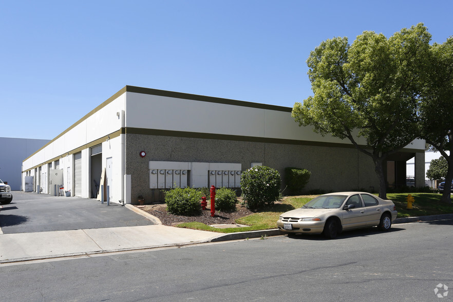 1560 Commerce St, Corona, CA for lease - Building Photo - Image 3 of 4