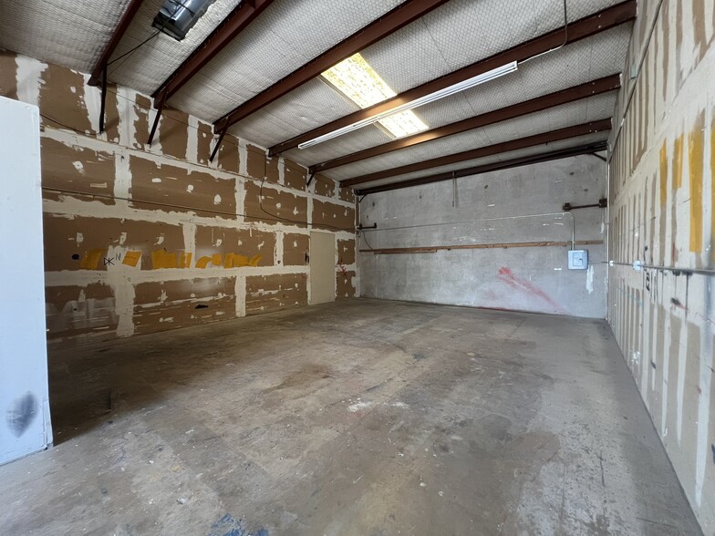 211 Trade Center Dr, New Braunfels, TX for lease - Building Photo - Image 3 of 6