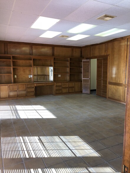 1310 I-10 S, Beaumont, TX for lease - Interior Photo - Image 2 of 5