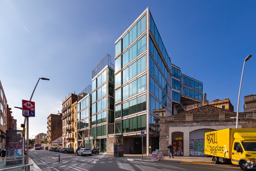 Office in Barcelona, Barcelona for lease - Building Photo - Image 3 of 3