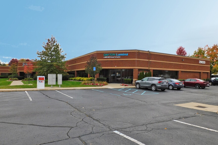 39830 Grand River Ave, Novi, MI for lease - Building Photo - Image 2 of 10