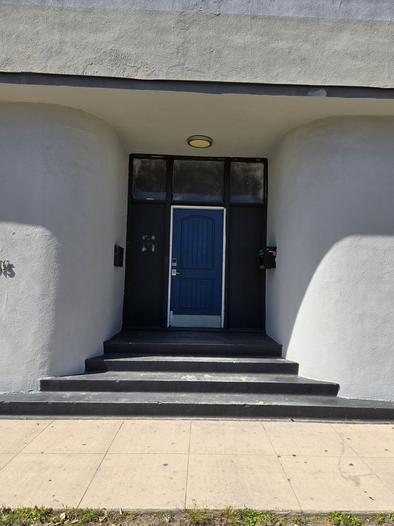 2015 N Lincoln St, Burbank, CA for lease Building Photo- Image 1 of 12