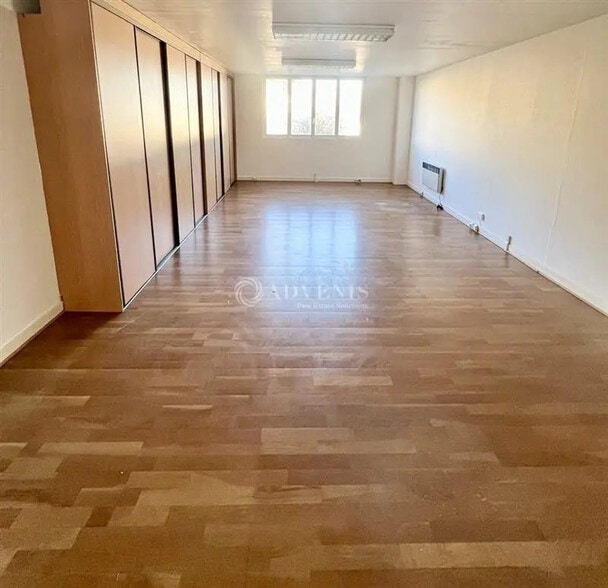 Office in Châtillon for lease - Interior Photo - Image 3 of 5