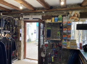 8 Castleton Rd, Hope for lease Interior Photo- Image 2 of 3