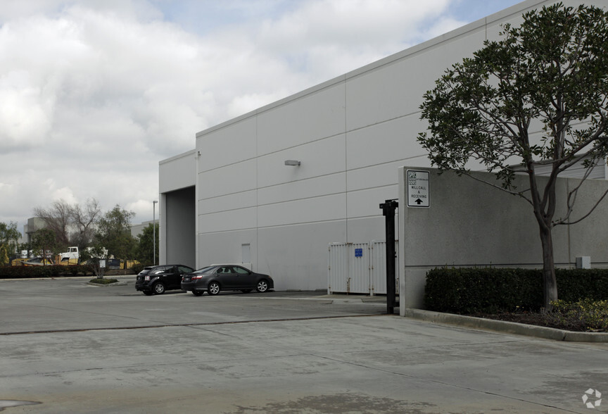 1295 E Acacia St, Ontario, CA for lease - Building Photo - Image 3 of 5