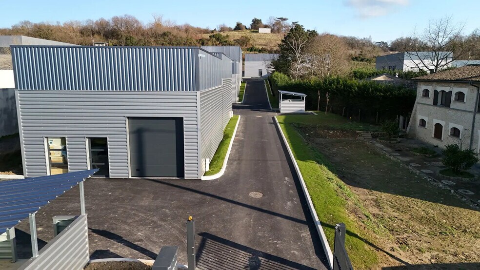 Flex in Bassens for sale - Building Photo - Image 2 of 7