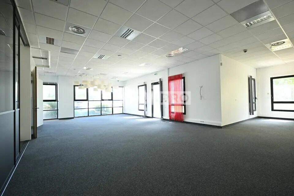 Flex in Saint-Priest for lease Interior Photo- Image 1 of 13