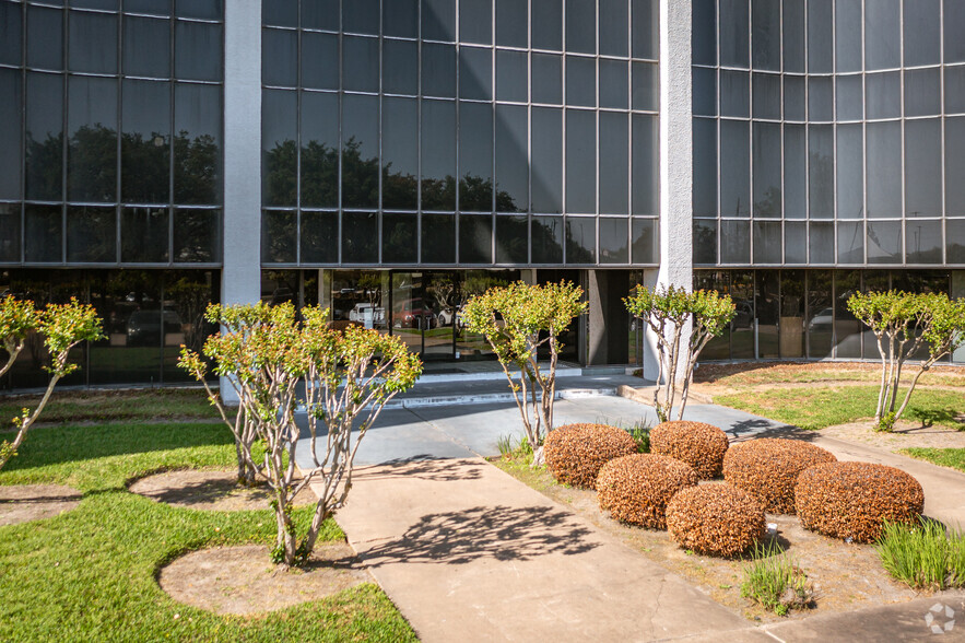 6100 Corporate Dr, Houston, TX for lease - Building Photo - Image 3 of 8