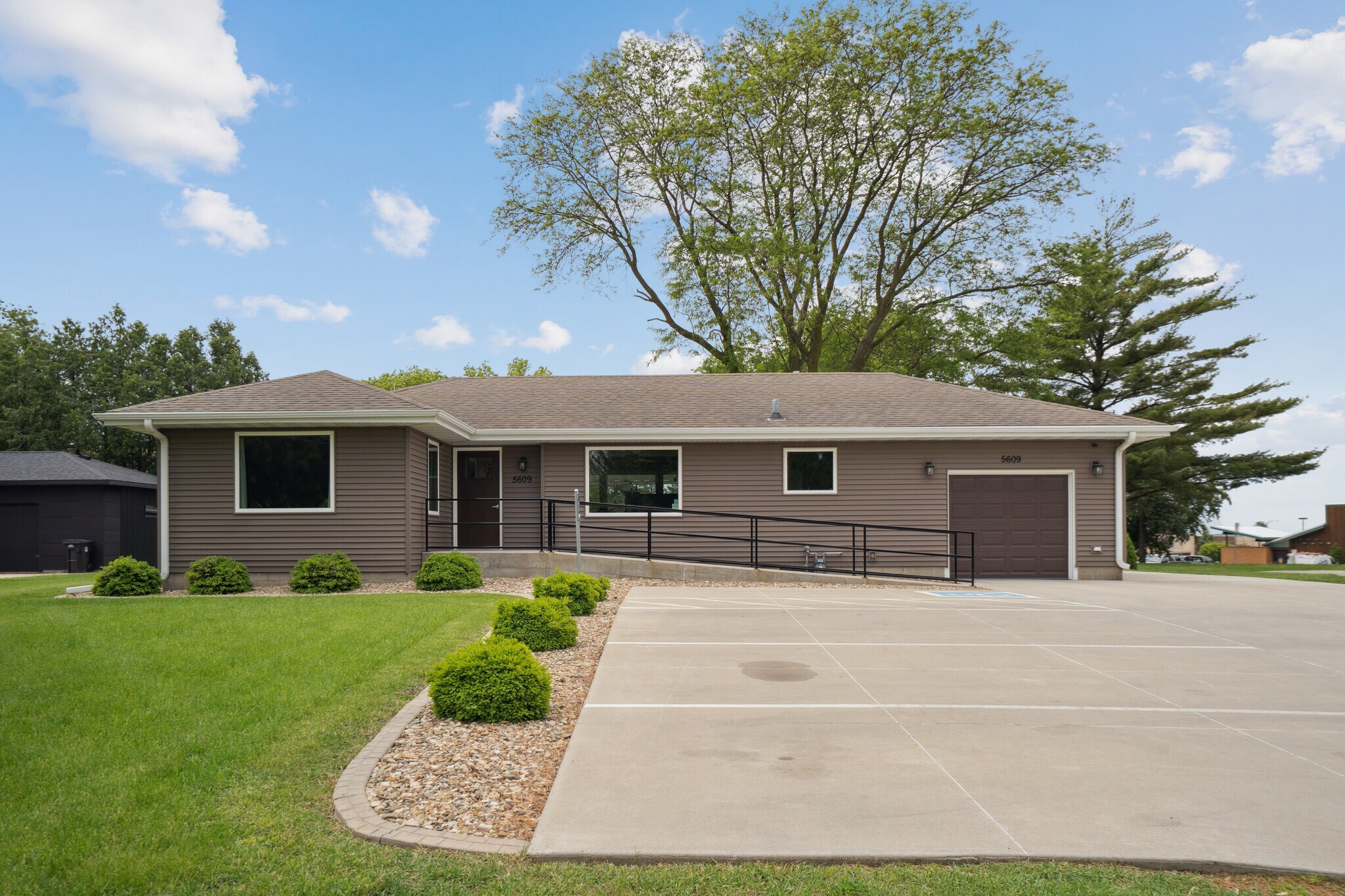 5609 University Ave, Cedar Falls, IA for sale Primary Photo- Image 1 of 1