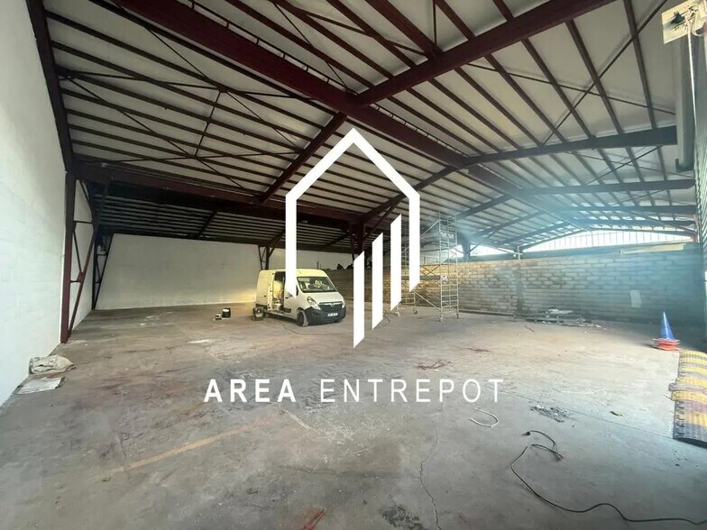 Flex in Aubagne for lease - Interior Photo - Image 2 of 9