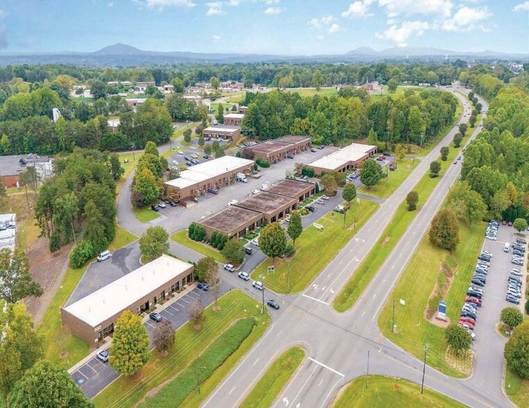 950 Tate Blvd, Hickory, NC for lease - Building Photo - Image 3 of 4