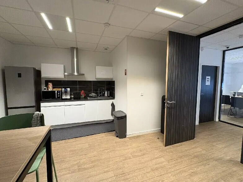 Flex in Chassieu for lease - Interior Photo - Image 3 of 6