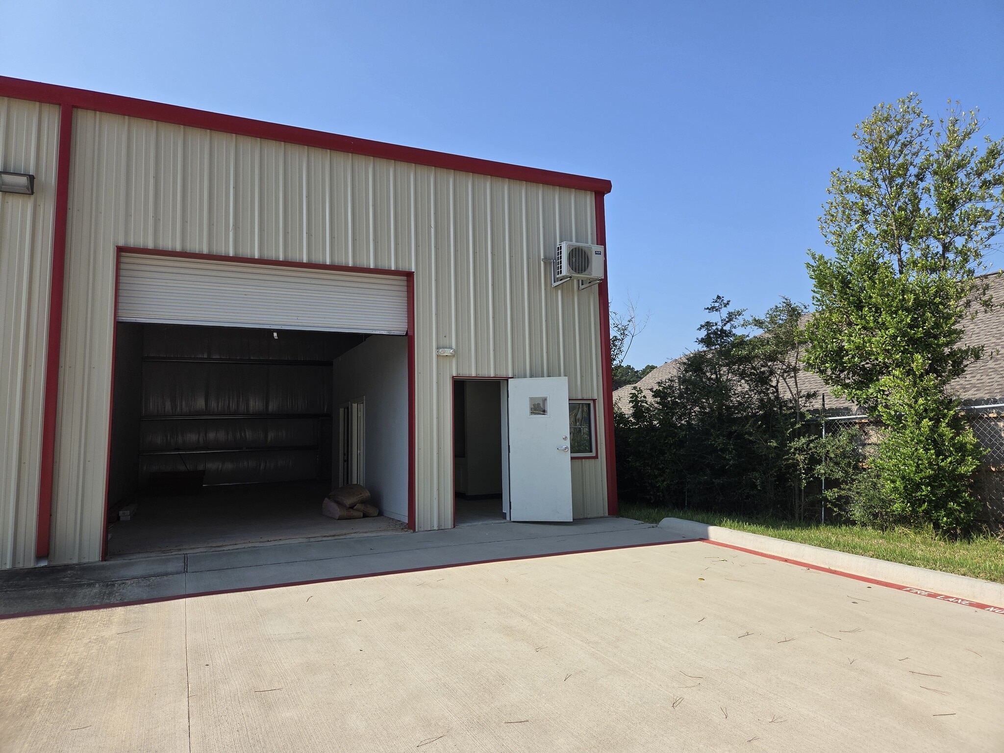 1722 Cargill, Willis, TX for lease Interior Photo- Image 1 of 11