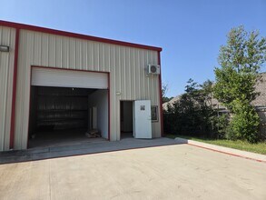 1722 Cargill, Willis, TX for lease Interior Photo- Image 1 of 11