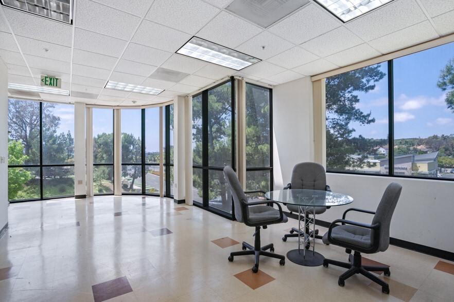 2320 Cousteau Ct, Vista, CA for sale - Interior Photo - Image 2 of 6