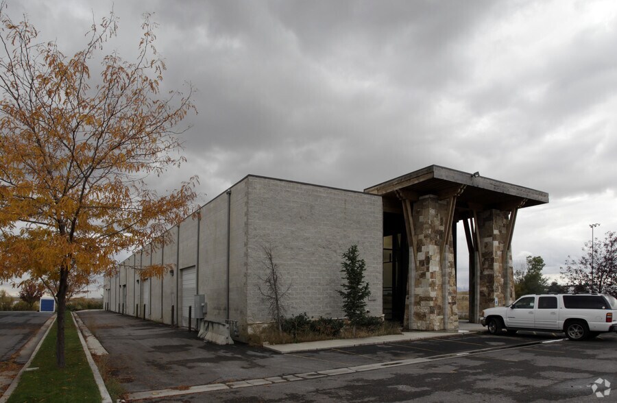 847 North Pointe Cir, North Salt Lake, UT for lease - Building Photo - Image 2 of 3