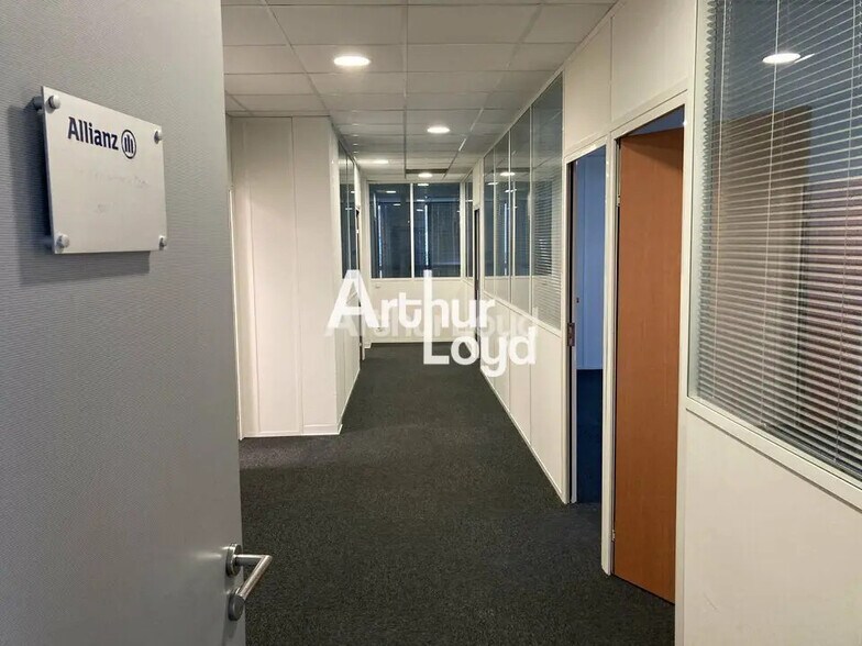 Office in Reims for lease - Interior Photo - Image 2 of 11