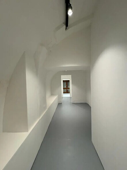 Office in Bordeaux for lease - Interior Photo - Image 3 of 4