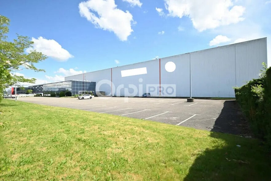 Industrial in Saint-Quentin-Fallavier for lease - Building Photo - Image 3 of 12