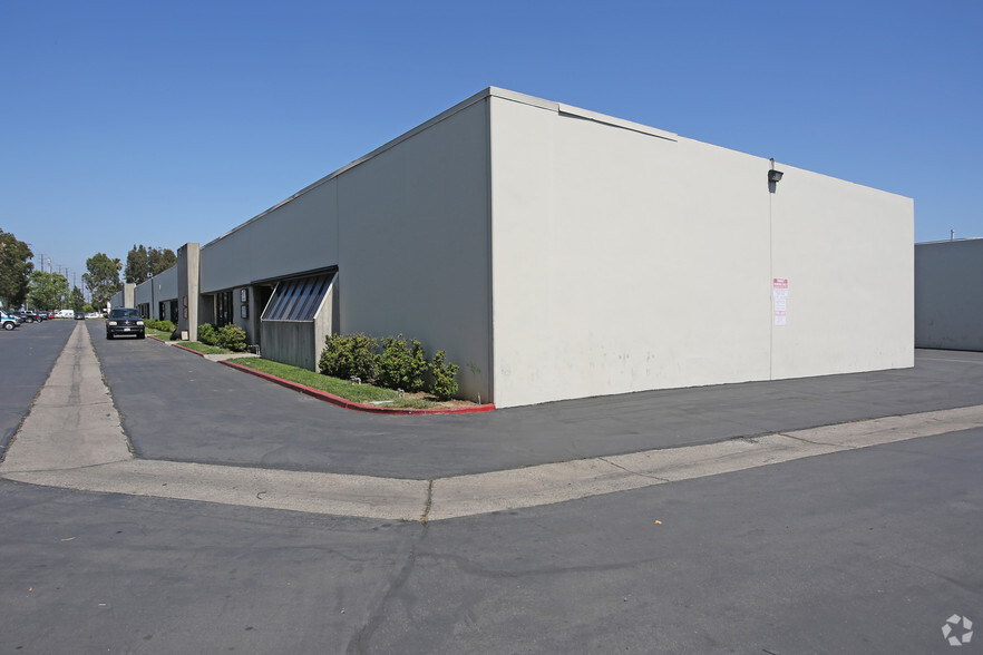 2720-2796 E Miraloma Ave, Anaheim, CA for lease - Building Photo - Image 2 of 3