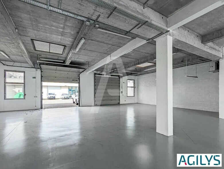 Flex in La Verrière for lease - Interior Photo - Image 2 of 12