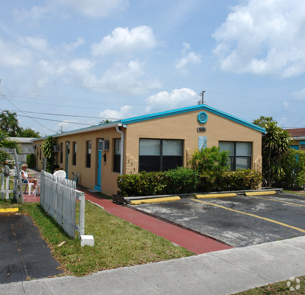 615-713 NE 3rd St, Hallandale Beach, FL for sale - Primary Photo - Image 1 of 14