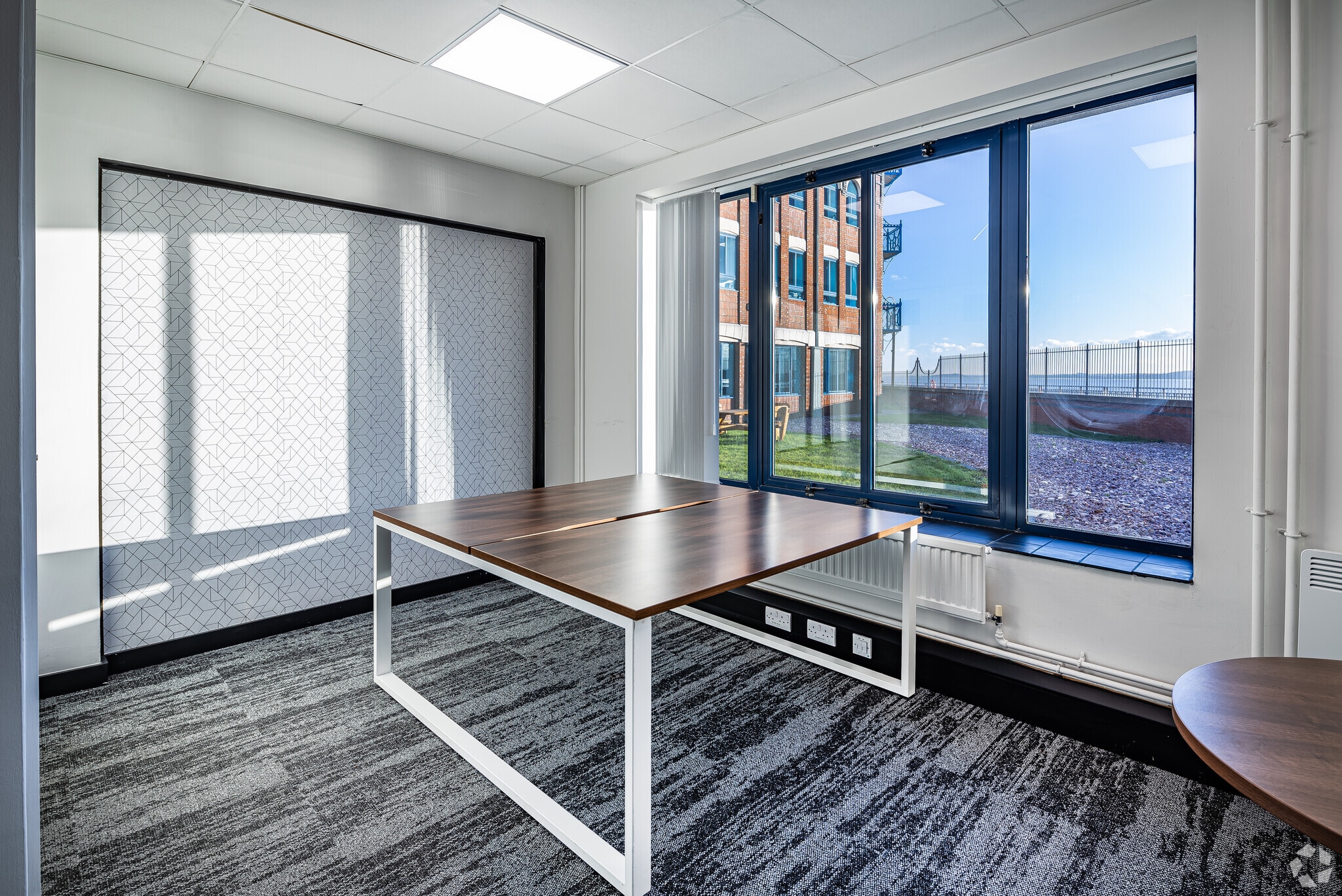 Riverside Dr, Liverpool for lease Interior Photo- Image 1 of 2