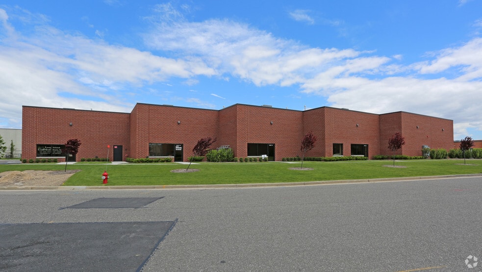 130 Carolyn Blvd, Farmingdale, NY for sale - Primary Photo - Image 1 of 1