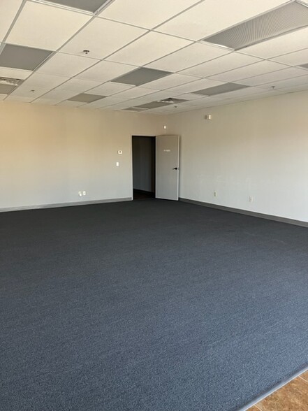 2440 Adobe Rd, Bullhead City, AZ for lease - Interior Photo - Image 3 of 12