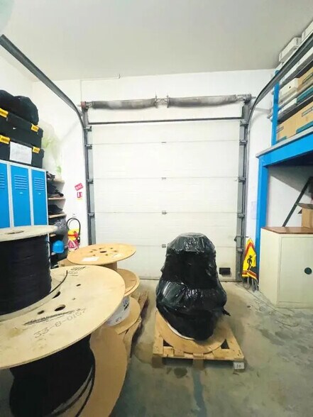 Flex in Voisins-le-Bretonneux for lease - Interior Photo - Image 2 of 7