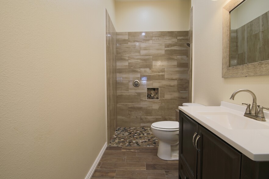 5400 S 77 Hwy, Waxahachie, TX for lease - Interior Photo - Image 2 of 65