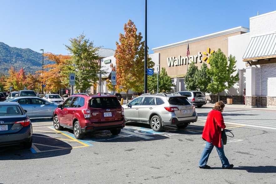 135 Town Center Loop, Waynesville, NC for sale - Building Photo - Image 1 of 1