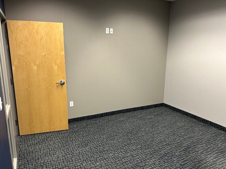9325 Upland Ln N, Maple Grove, MN for lease - Building Photo - Image 3 of 13