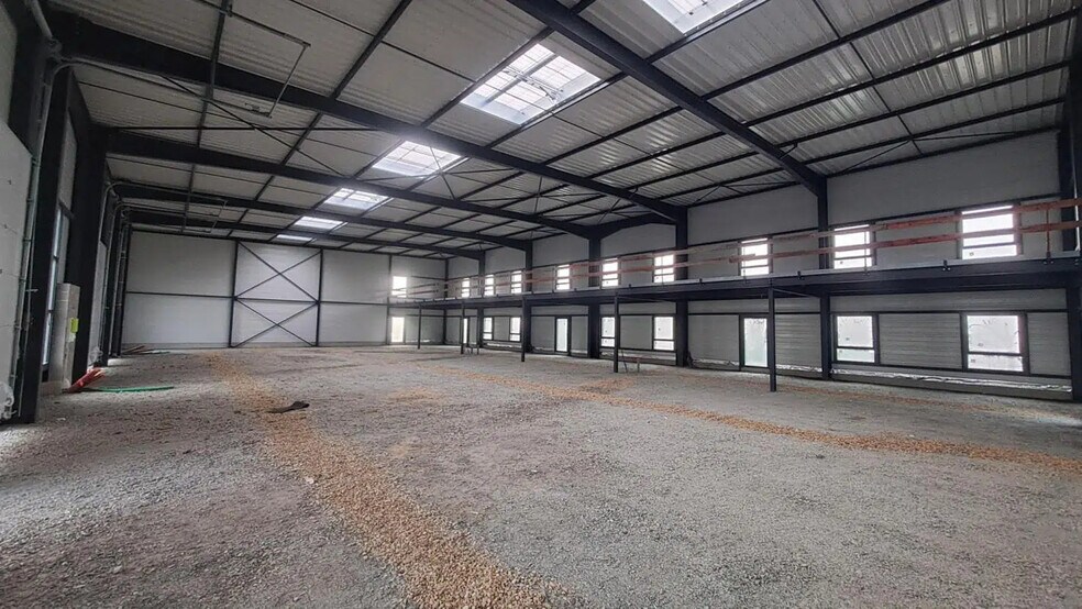 Flex in Villefranche-sur-Saône for lease - Interior Photo - Image 2 of 4