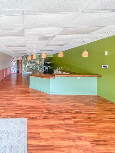7407-7421 Manatee Ave W, Bradenton, FL for lease - Interior Photo - Image 3 of 5