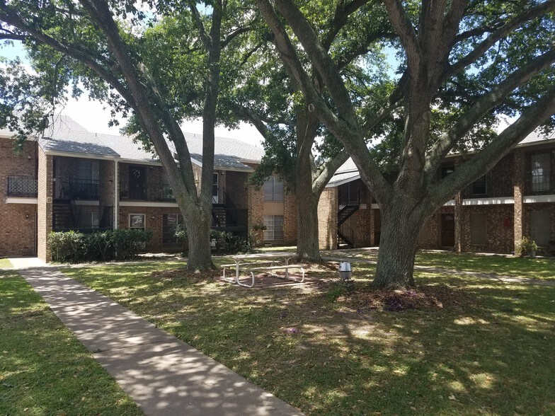 2001 Avenue F, El Campo, TX for sale - Building Photo - Image 1 of 1